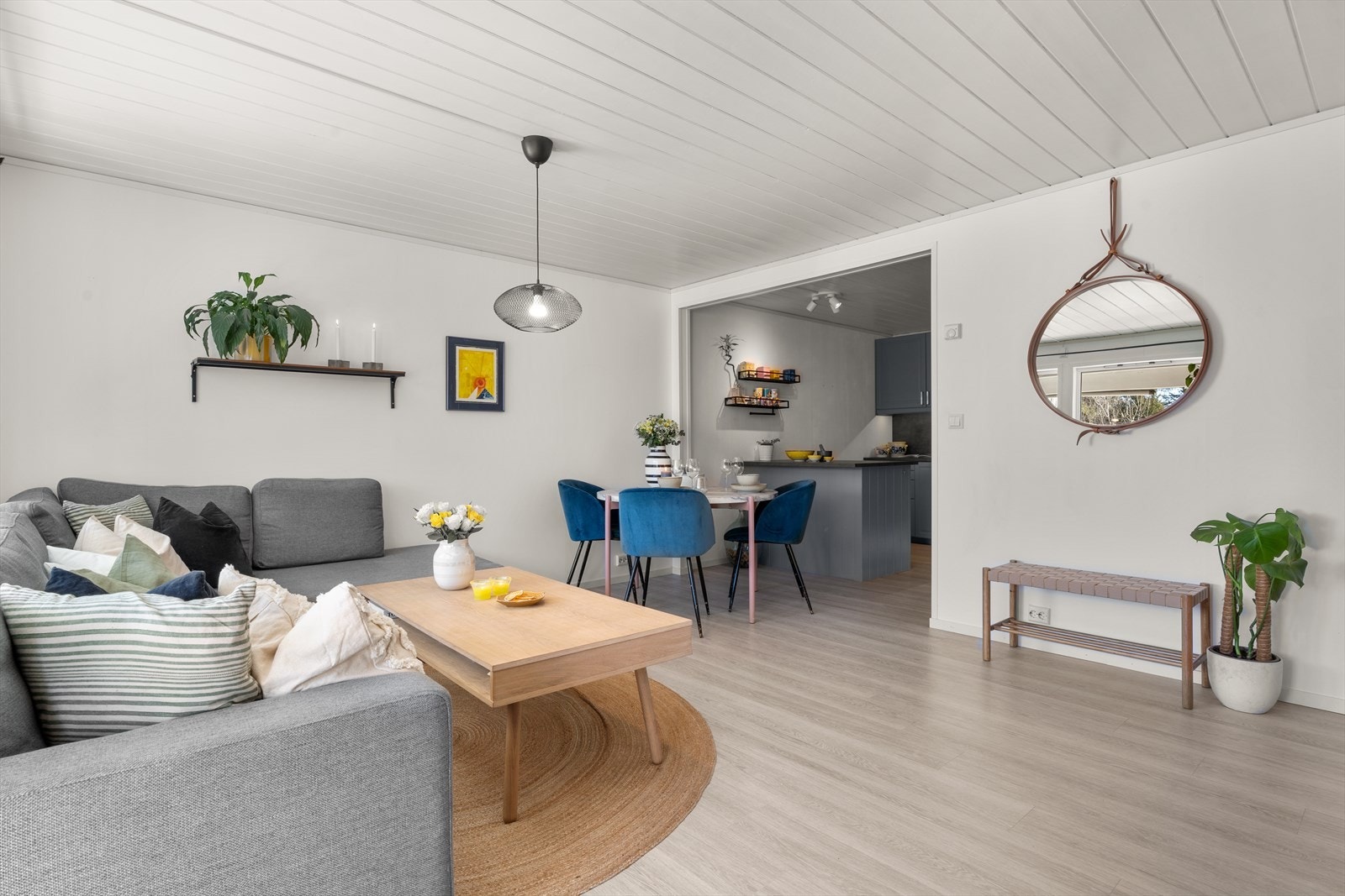 Åpen kjøkkenløsning mot spisestue/stue. Galleribilde