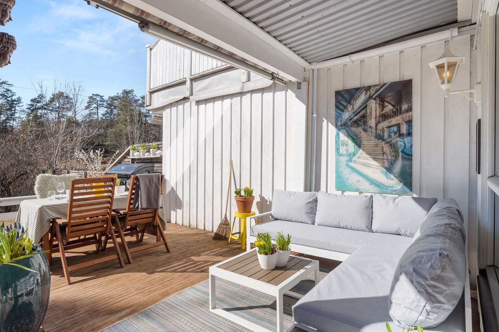 Terrassen har markise montert. Galleribilde