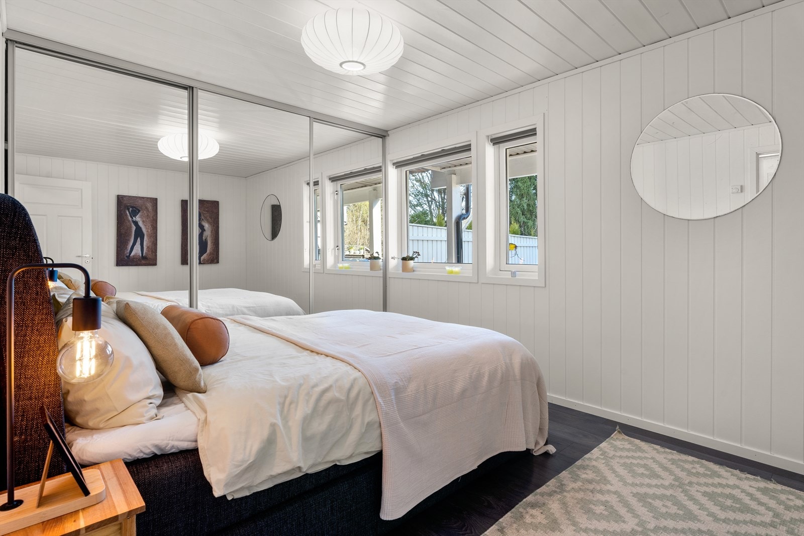 Det er gode muligheter for å møblere med dobbeltseng, nattbord- alt etter ønske og behov! Flott 3 dørs skyvedørsgarderobe med speilfronter. Galleribilde