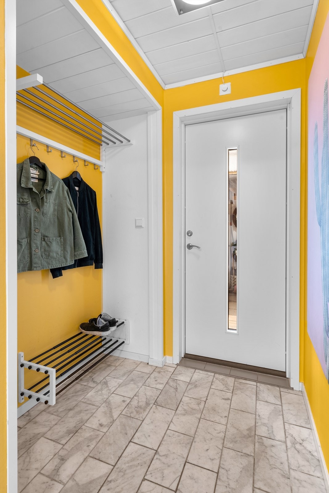 Flislagt gulv og malte flater. Galleribilde