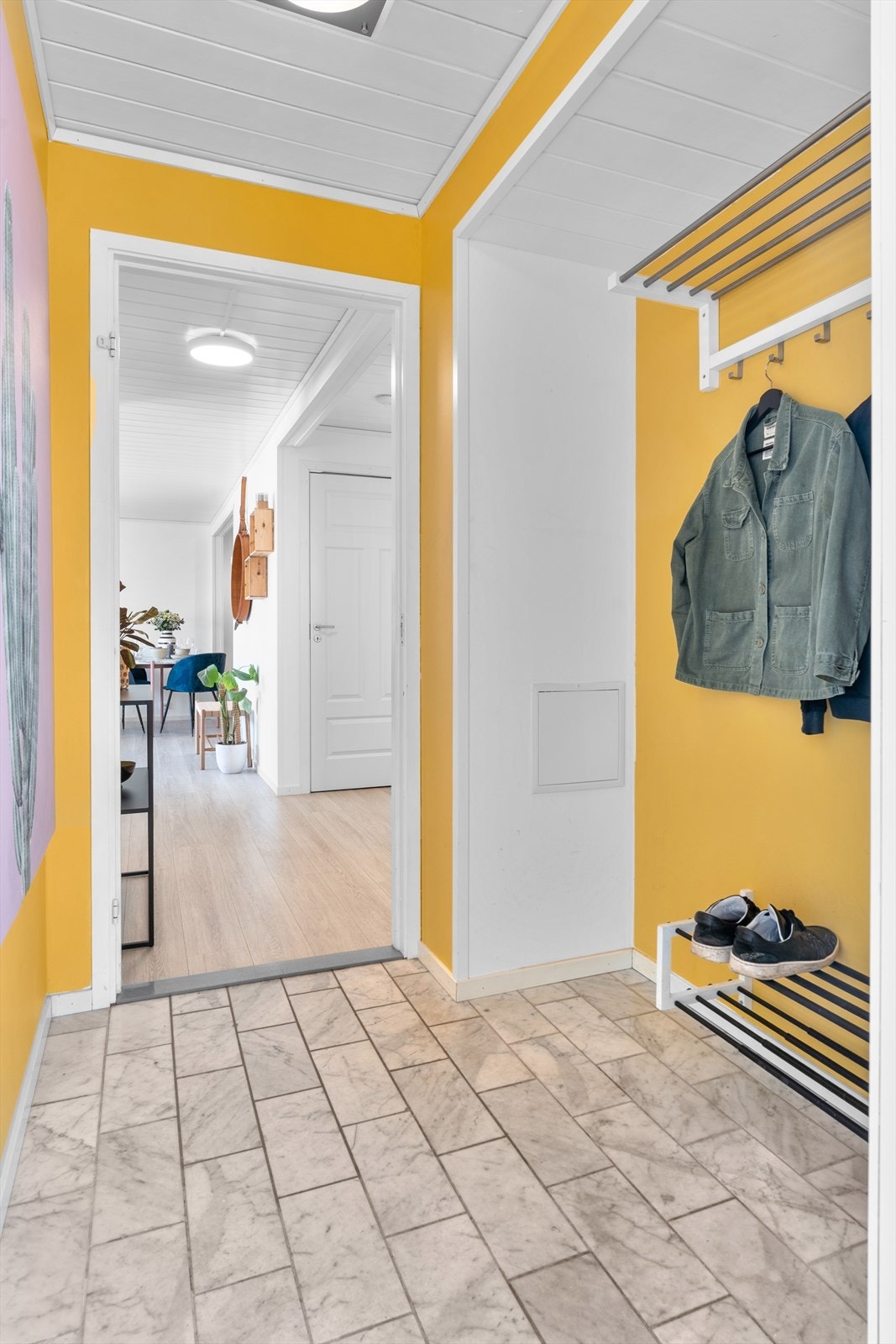 Romslig entré/gang med gode muligheter for oppbevaring og oppheng av ytterklær. Galleribilde