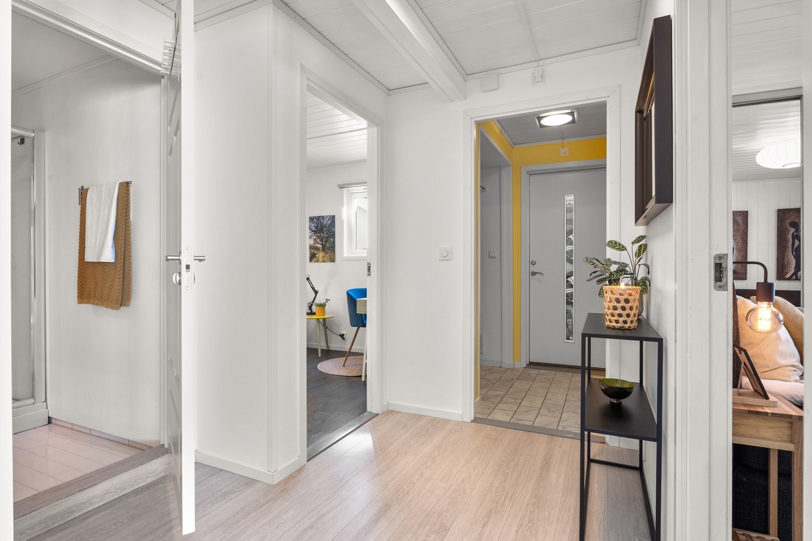 Gang med praktisk adkomst til de fleste av boligens rom Galleribilde