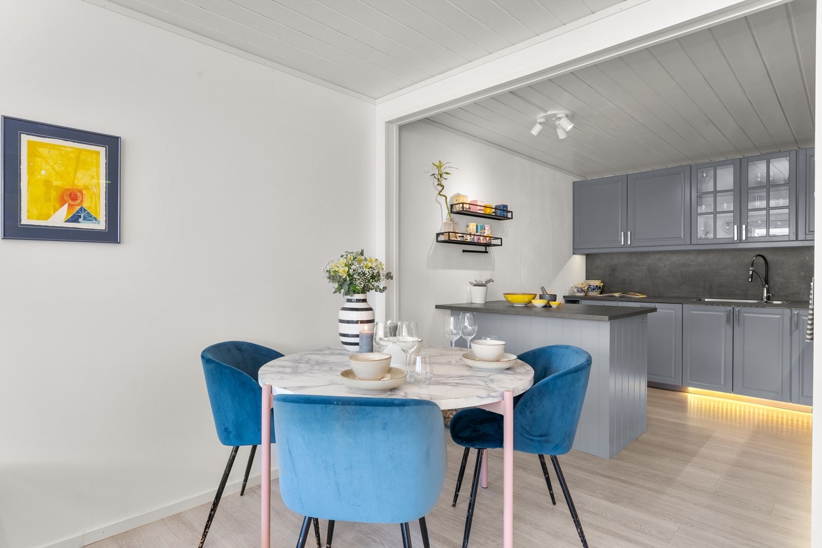 Det er i tillegg laget en kjøkkenøy med laminat benkeplate og nedfelt stikkontakt. Fin plass til spisebord ved kjøkkenet. Galleribilde