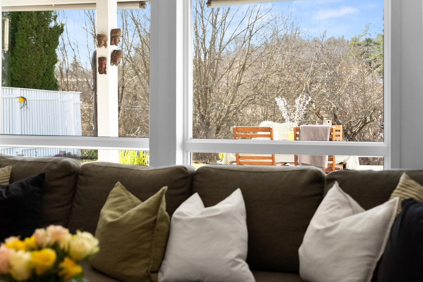 Store, gode vindusflater gir i tillegg rikelig med naturlig lys og hyggelig utsyn mot uteområdet. Galleribilde