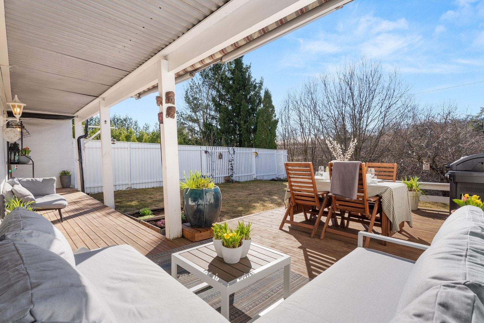 En tiltalende 3-roms selveierleilighet beliggende i et skjermet og barnevennlig område, med kort vei til flere servicetilbud og offentlig kommunikasjon. Galleribilde