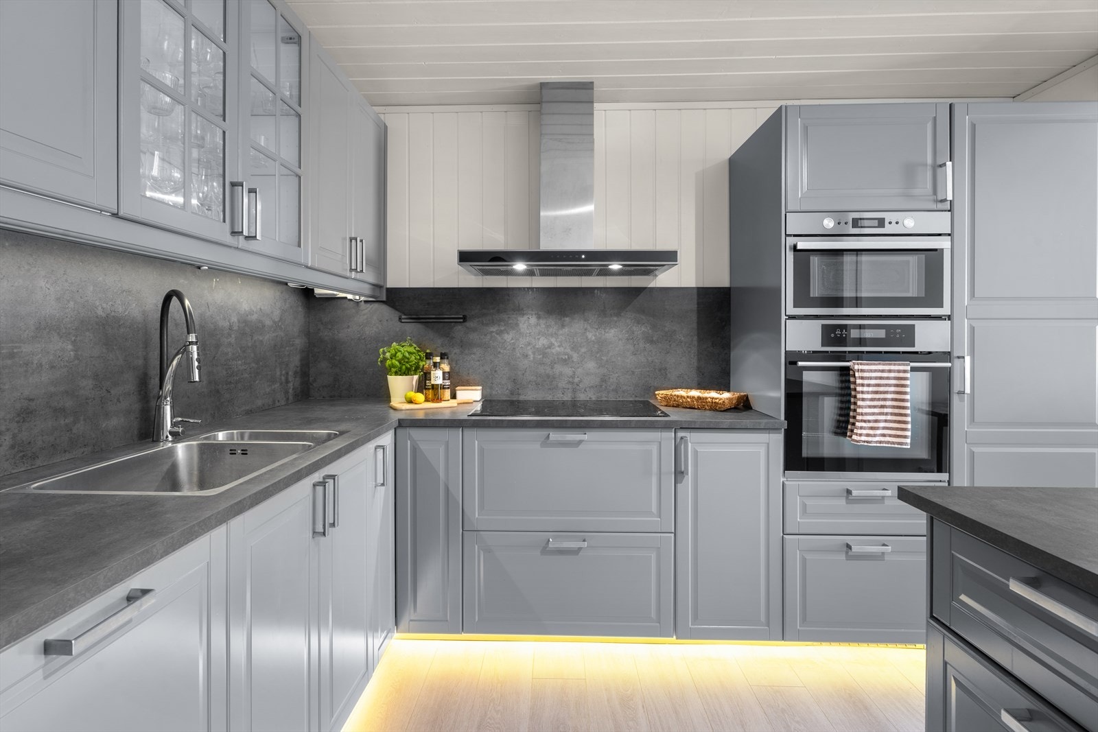 Flott og romslig kjøkken med innredning fra IKEA montert i 2019/2020. Galleribilde