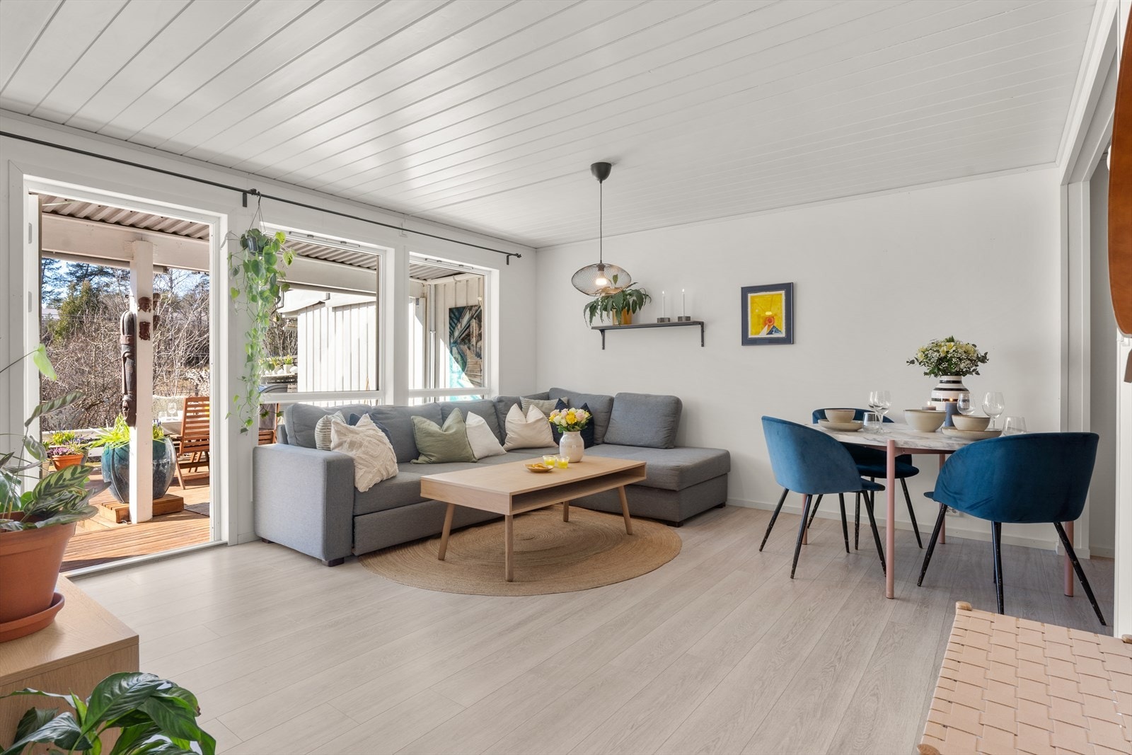 Åpen og romslig stue med vannbåren gulvvarme. Galleribilde