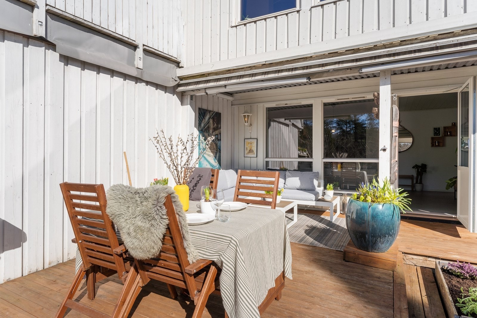Vestvendt terrasse på ca. 42 m². Her er det god plass til å plassere flere sittegrupper etter eget ønske. Galleribilde