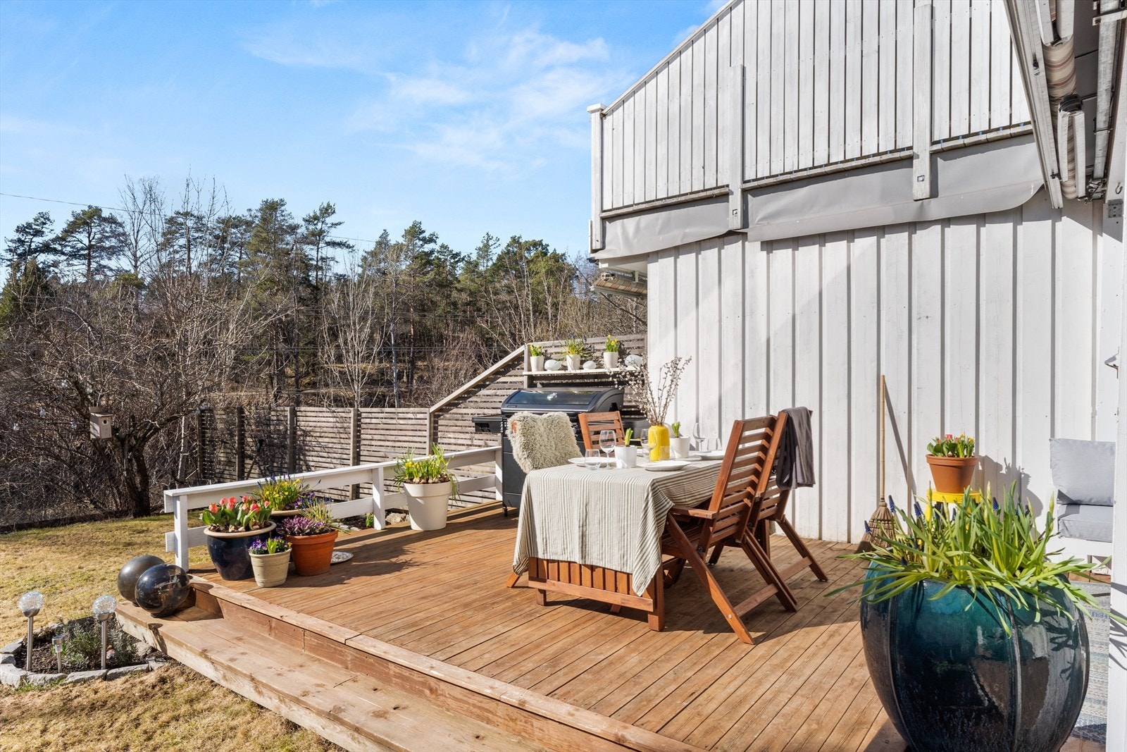 Videre leder terrassen ut til en flott hage med boltreplass for både barn og voksne. Galleribilde