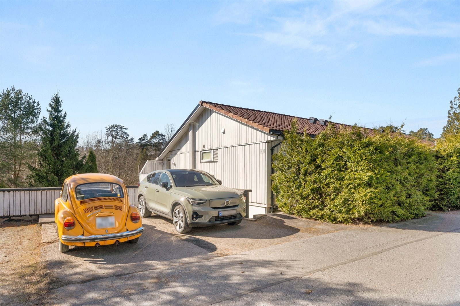 Boligen disponerer en utebod og parkeringsplass medfølger. Det er lekeplass med nytt lekeapparat. Omgivelsene er grønne og stille hvor man hører lite trafikkstøy grunnet mye vegetasjon. Galleribilde