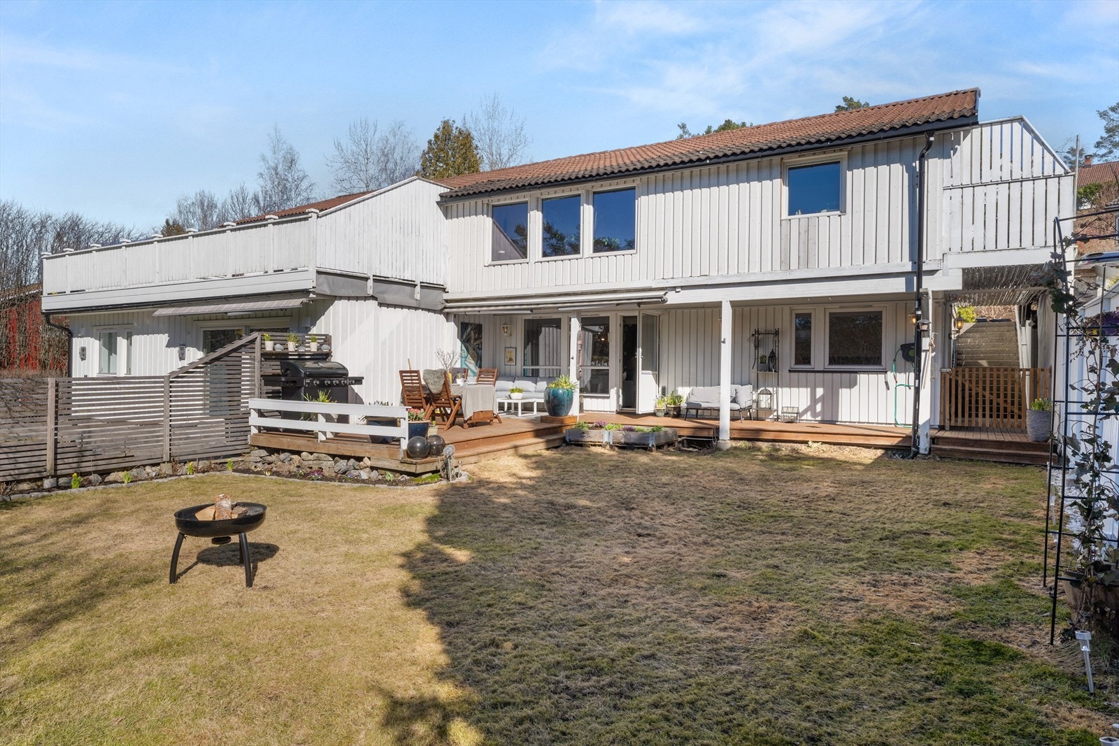 Fra stuen har du direkte utgang til en idyllisk uteplass med solrik, vestvendt markterrasse på ca. 42 m² og en pent opparbeidet hage. Galleribilde