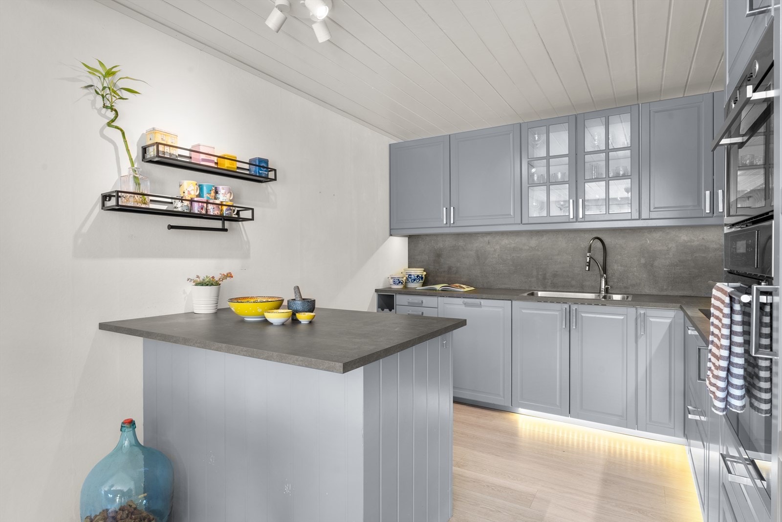 Kjøkkenet har integrerte hvitevarer som induksjonsplatetopp, stekeovn, oppvaskmaskin, mikrobølgeovn, fryseskap i benk og kjøleskap i full høyde. Galleribilde