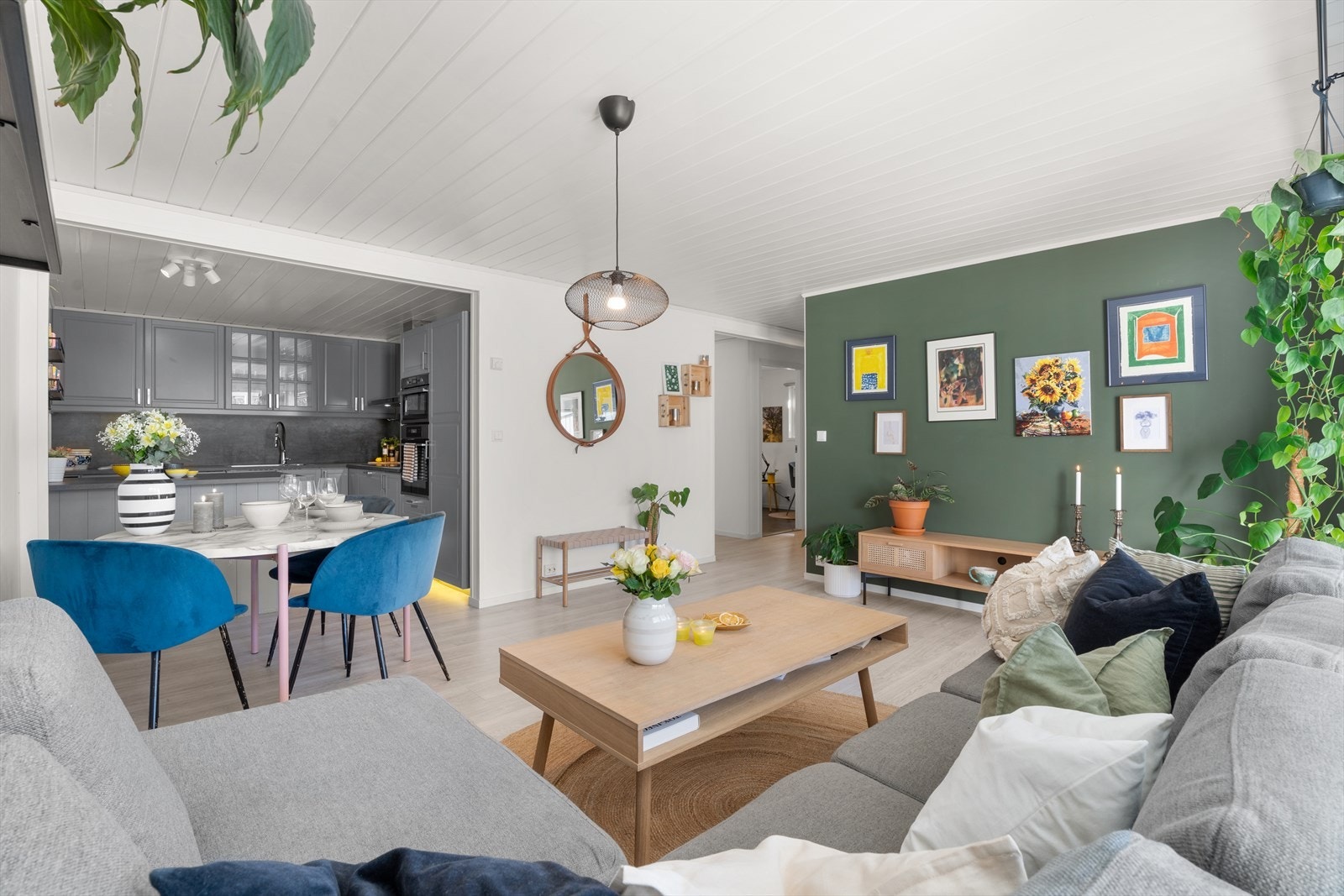 Det er god plass for både sofaløsning, spisebord og tilhørende møblement. Stuen legger til rette for sosiale sammenkomster like mye som for avslapping. Galleribilde