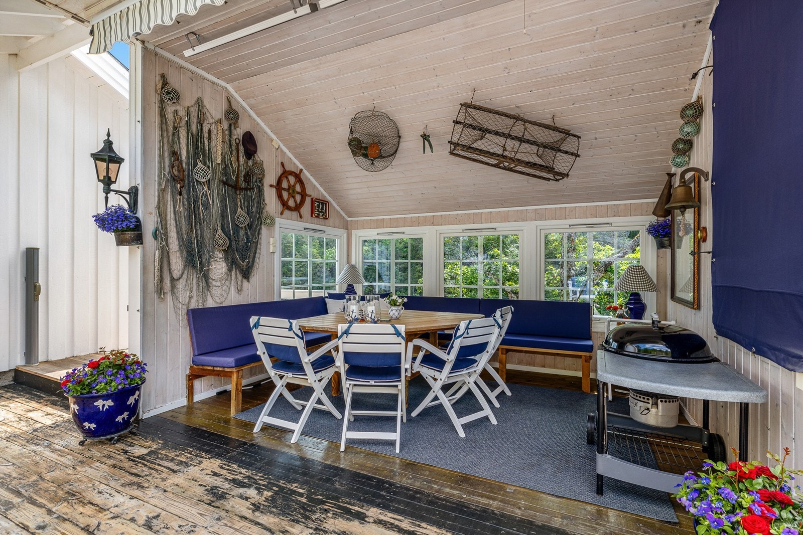 I himlingen på utestua er det terrassevarme. Gjennom vindusrekka har du full oversikt over båttrafikken i sundet. Galleribilde