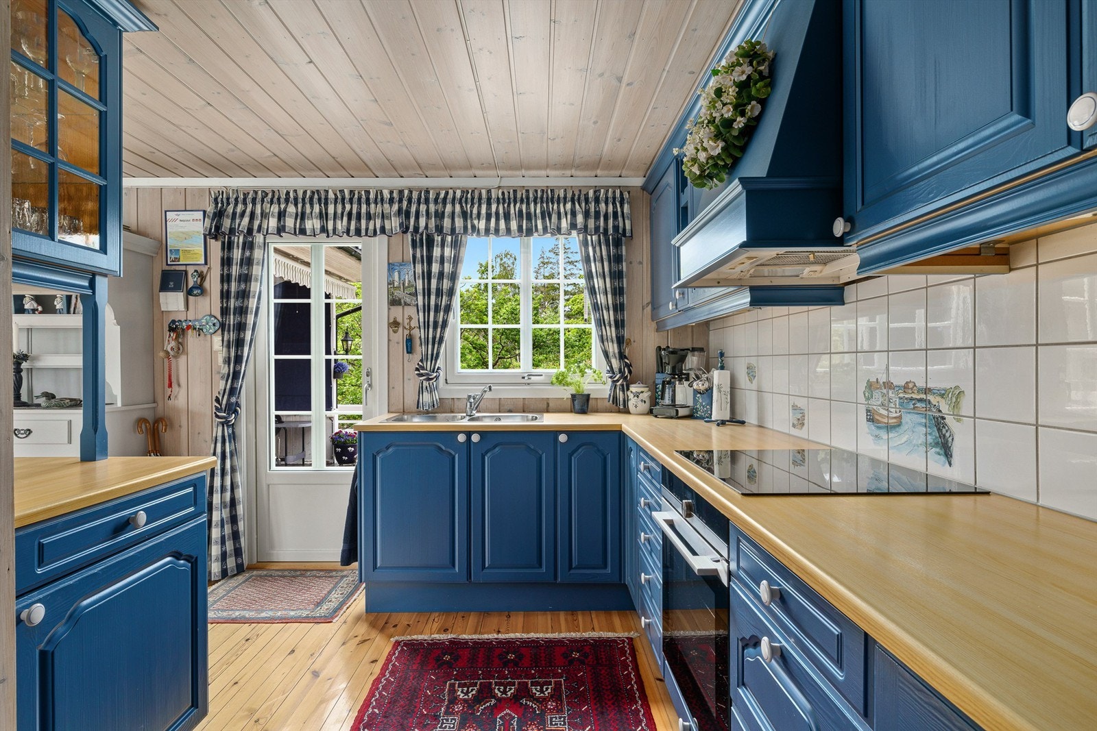 Fra kjøkkenet er det utgangsdør slik at du kan gå rett på terrassen. Galleribilde