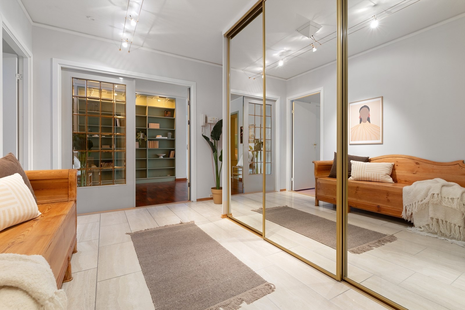 Entreen er romslig, her er det god plass til yttertøy, og skyvedørsgarderoben sørger for rikelig med oppbevaringsplass. Galleribilde
