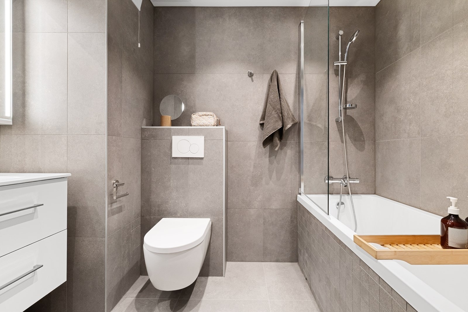 I tilknytning til hovedsoverommet finner vi det andre badet, perfekt som et privat bad. Galleribilde