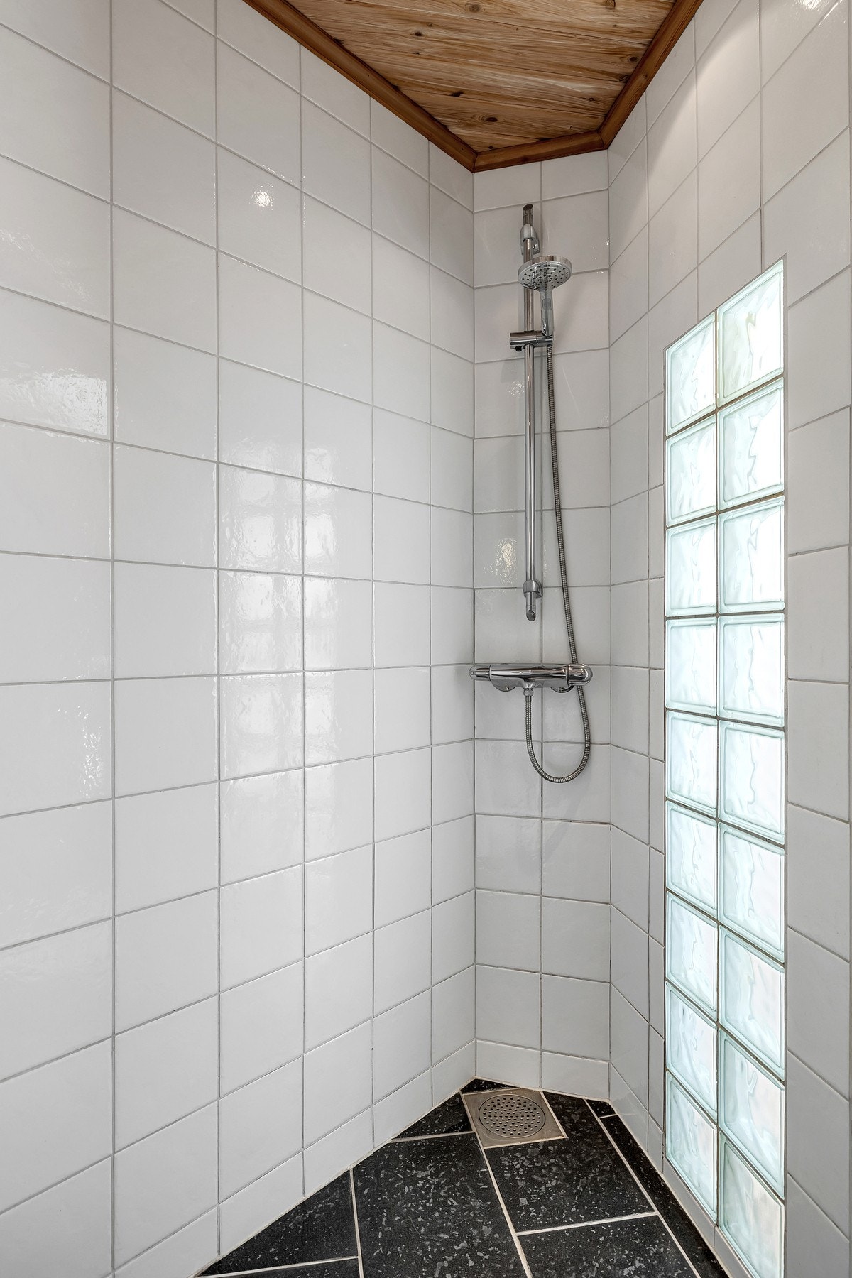 Her finner du dusj, servant og opplegg for vaskemaskin. Galleribilde