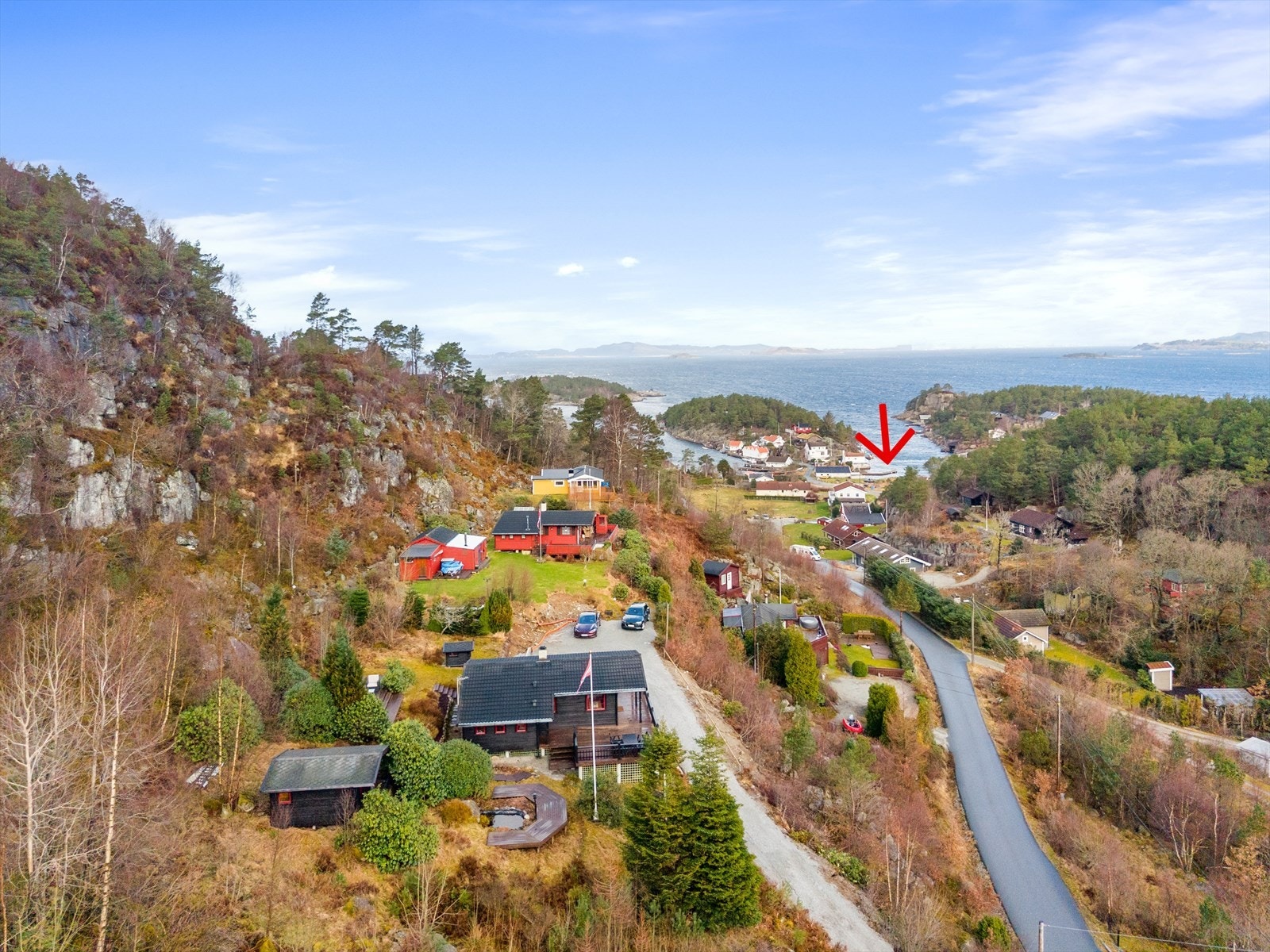 Båtplassen i Viervågen er markert med rød pil. Det tar 5 minutt å spasere ned fra hytta. Galleribilde