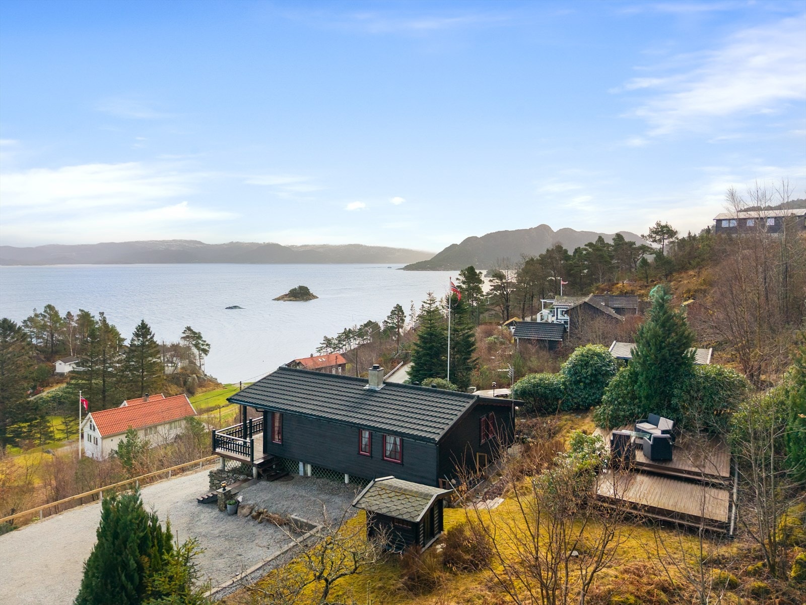 Hytte med anneks og båtplass - nydelig og stor tomt på 1,7 mål - fantastisk sjøutsikt - bilvei helt frem og egne p-plasser Galleribilde