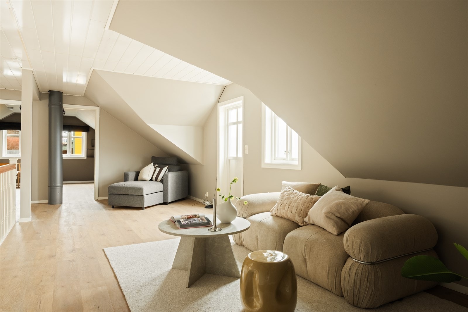 Fra loftstuen er det utgang til en koselig balkong. Galleribilde