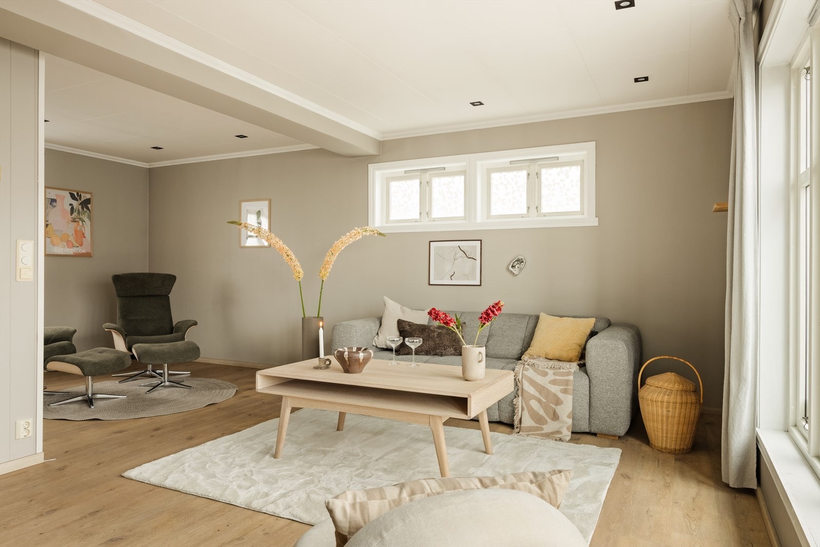 Stuen har et innhukk som kan benyttes til tv stue, eller et ekstra soverom om ønskelig. Galleribilde