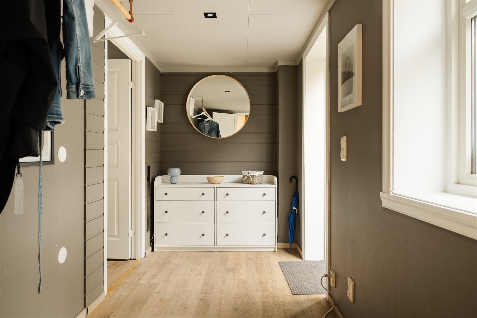 Gjennomgående for etasjen er en nydelig vinyllaminat. Galleribilde