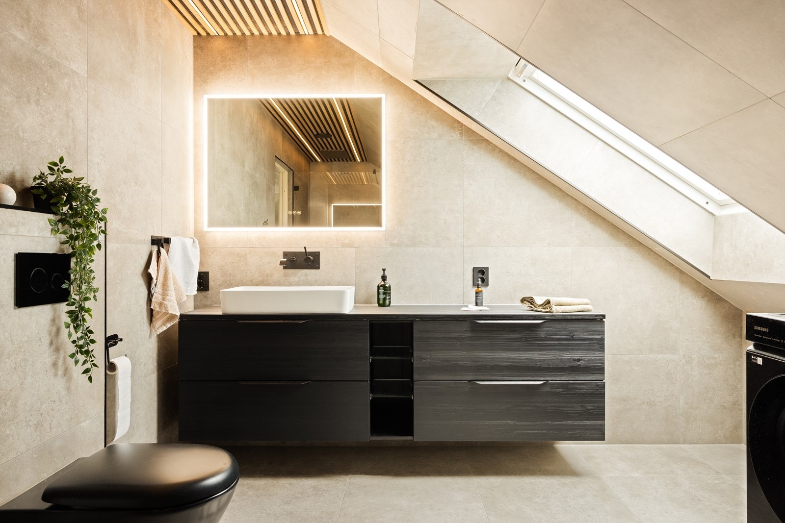 Badet har gode materialvalg og moderne innredning. Galleribilde