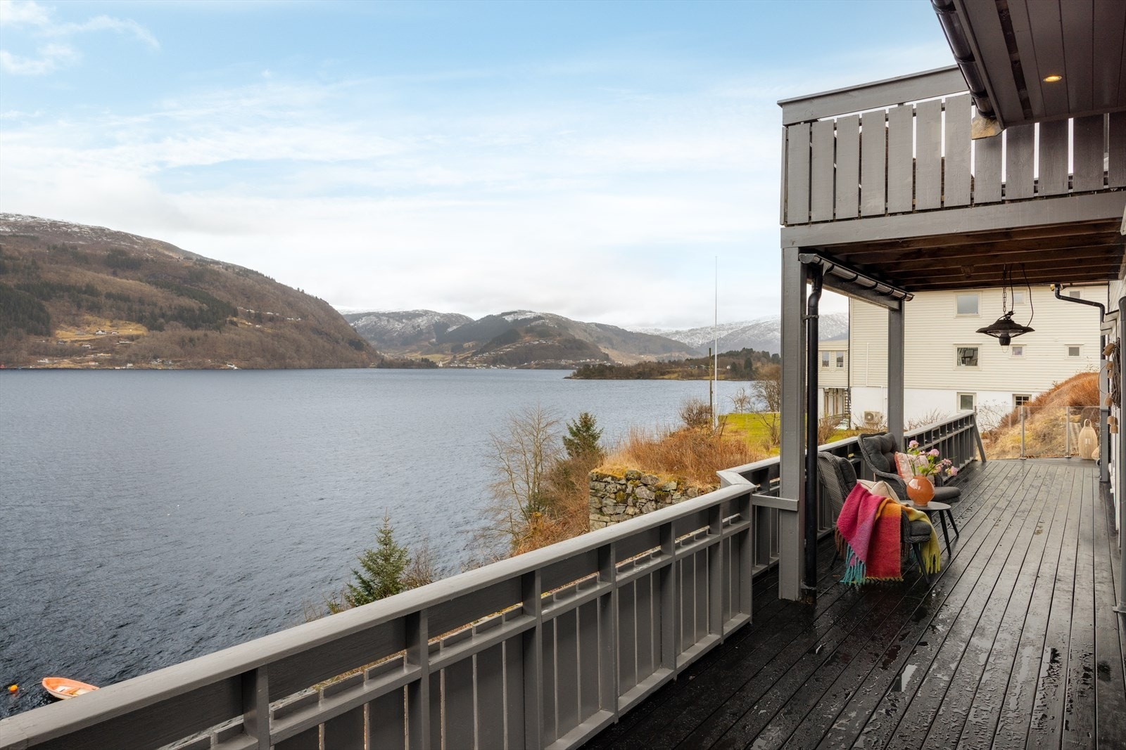 Fra stuen er utgang til en flott balkong som strekker seg rundt to av husets vegger. Galleribilde