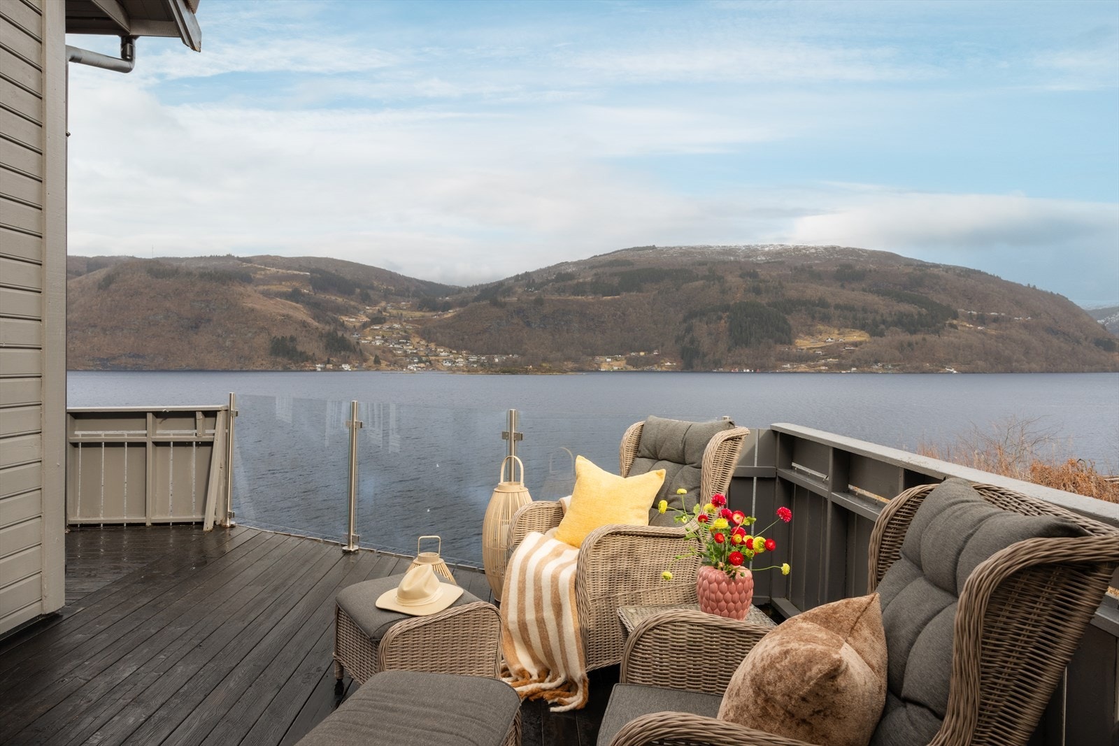 Boligen har flere nydelige uteområder med en fantastisk utsikt over Sørfjorden. Galleribilde