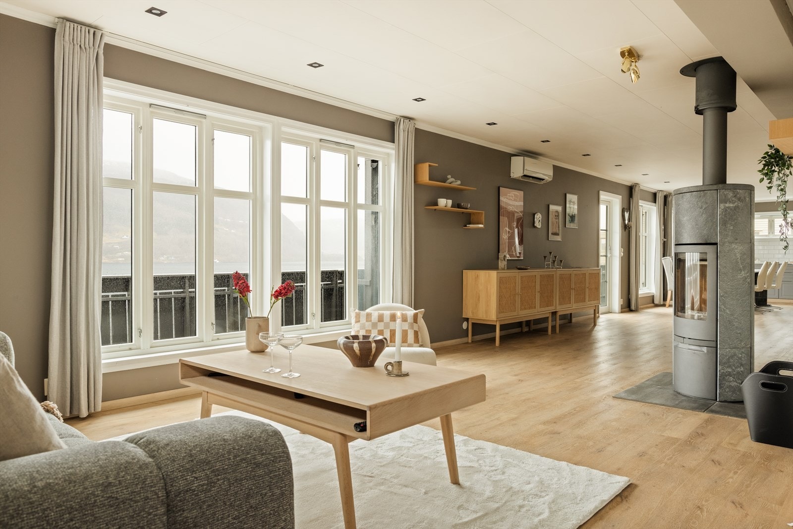 Store vindusflater sørger for en flott utsikt og nydelig lysinnslipp i boligen. Galleribilde