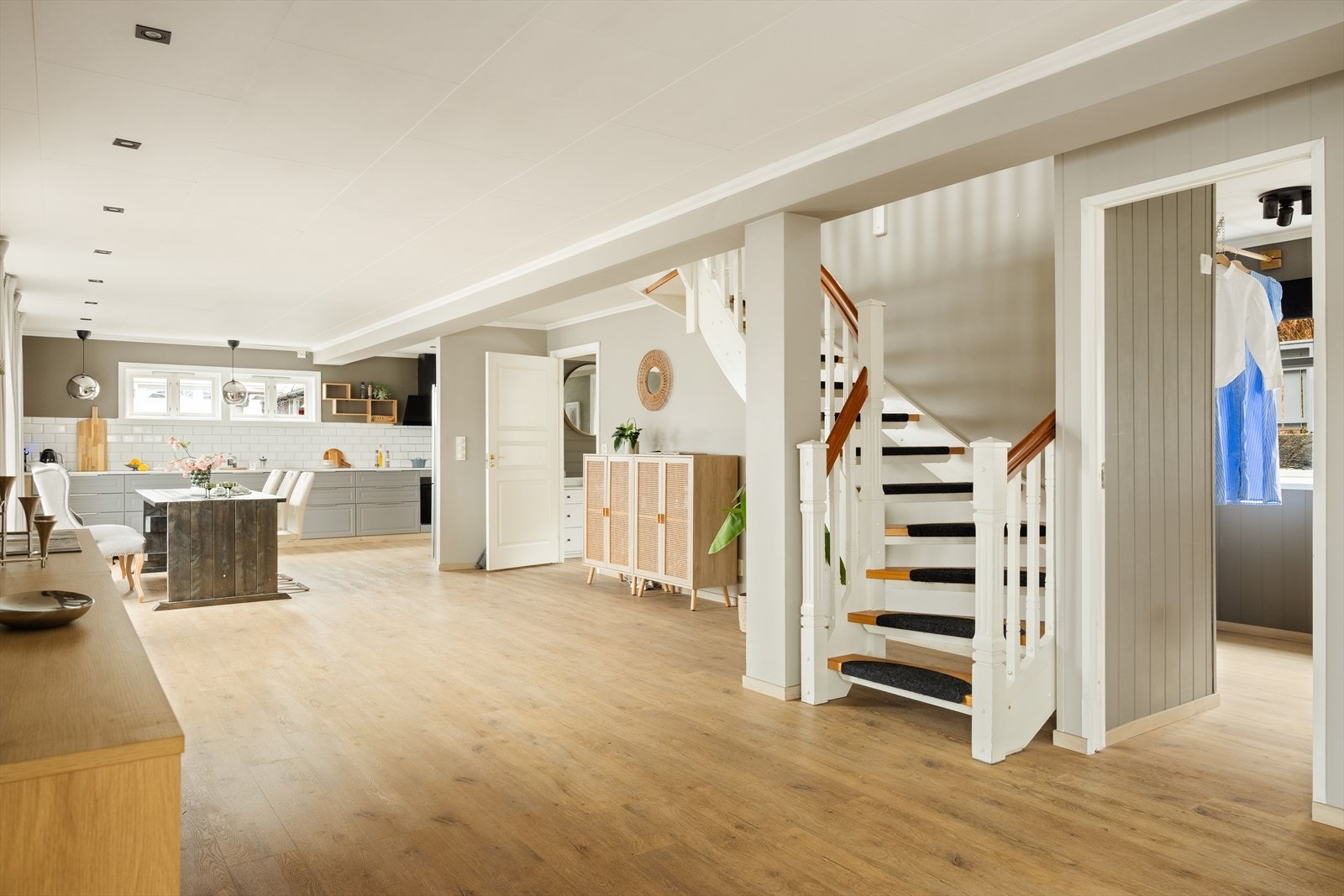 Stue og kjøkken er på ca. 78 kvm og utformingen sørger for naturlige soner. Galleribilde