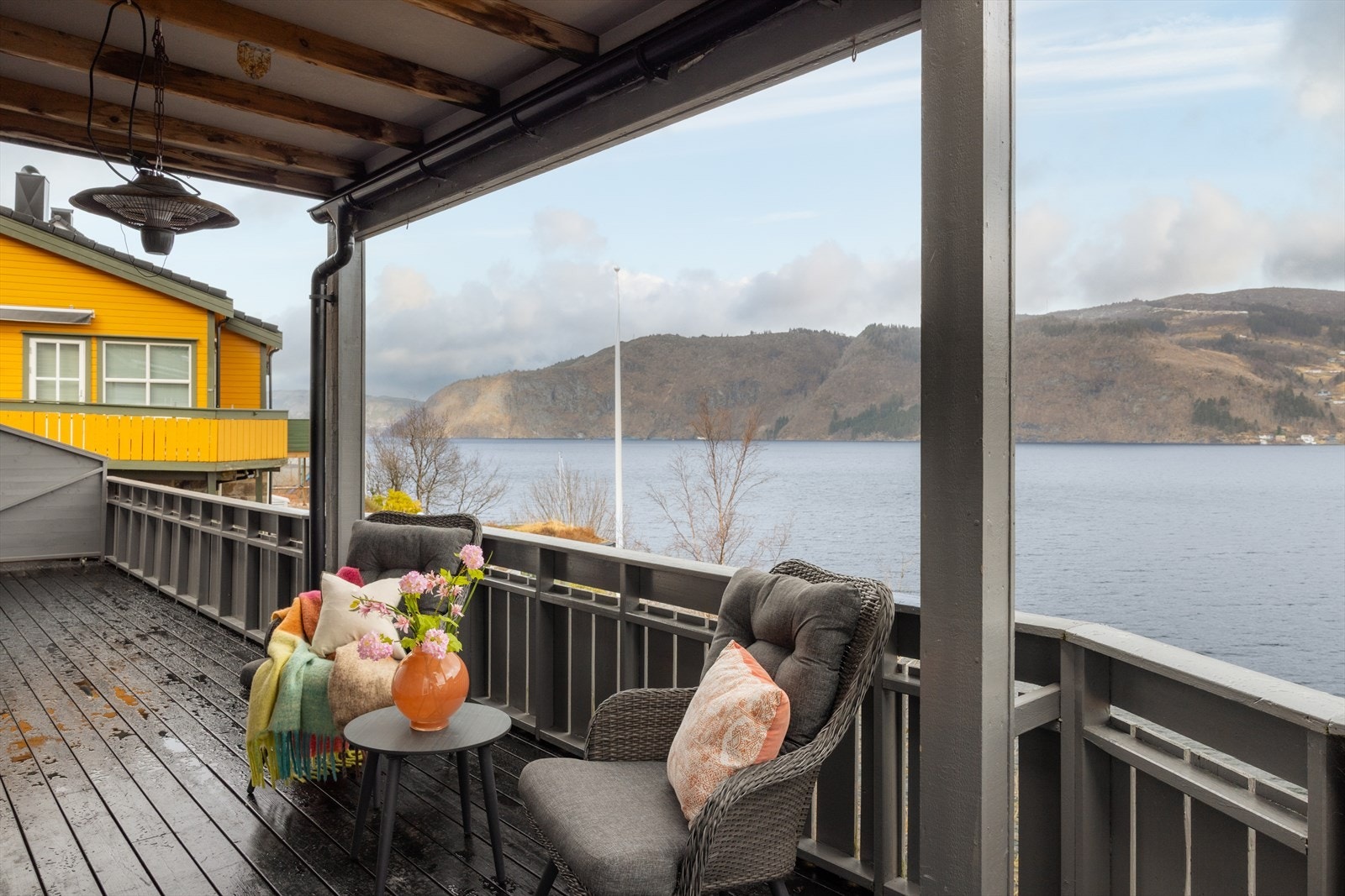 Nyt flotte dager med en fantastisk utsikt og delvis overbygget balkong. Galleribilde