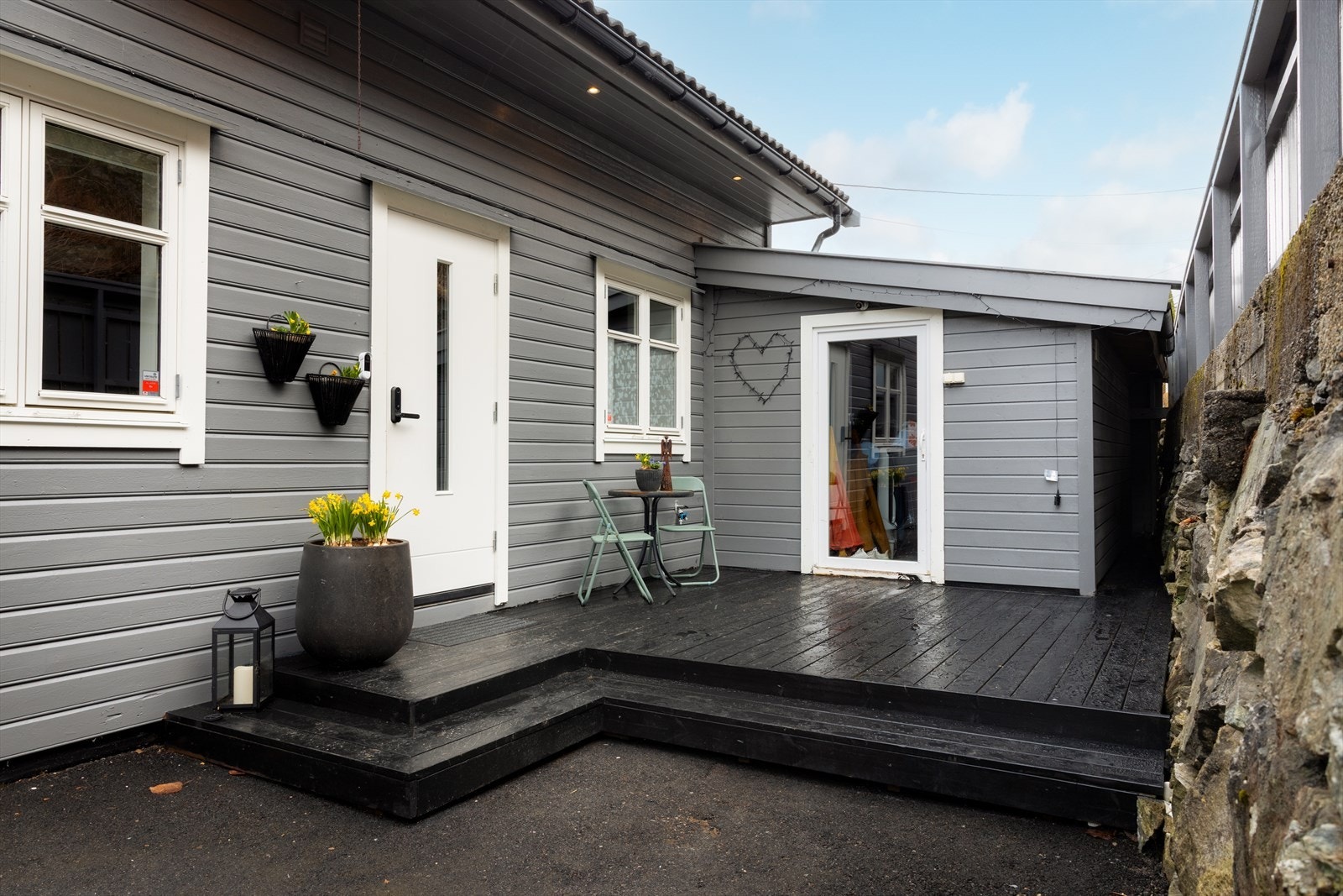 Boligen har et hyggelig inngangsparti med romslig bod ved inngangsdør. Galleribilde