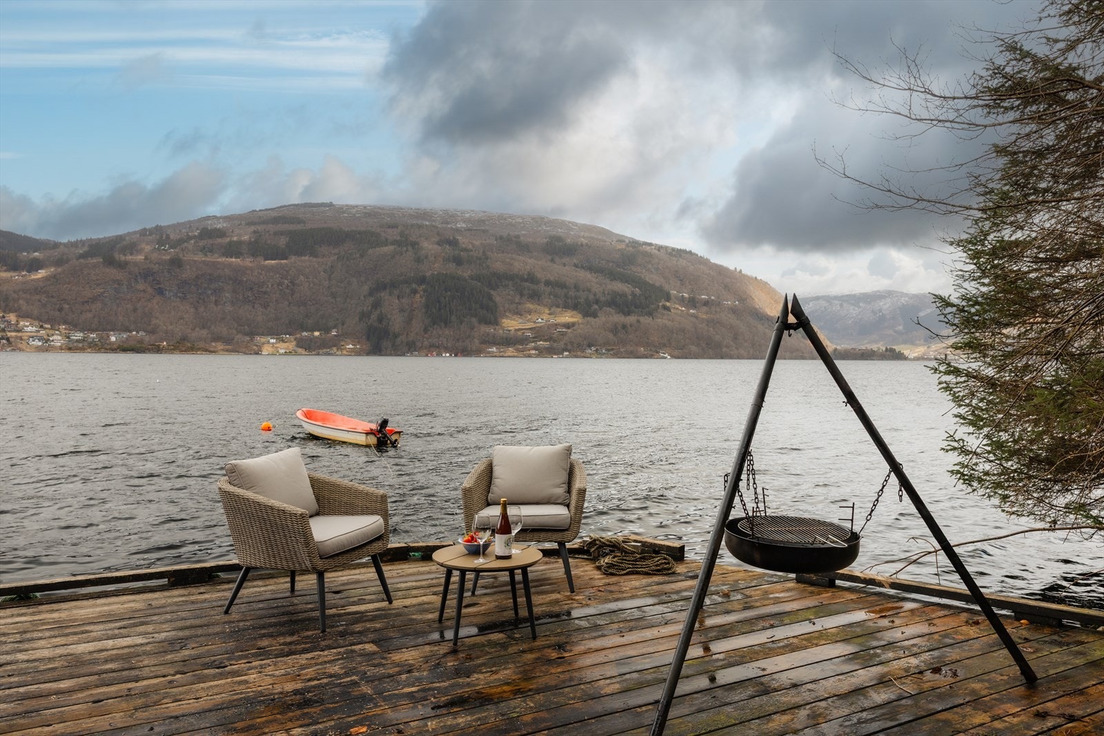 Eiendommen har egen brygge og nøst. Galleribilde