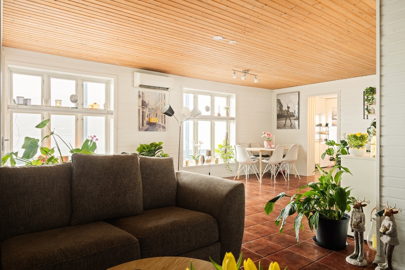 Her er det også montert varmepumpe og har flott lysinnslipp. Leiligheten (ikke godkjent) har eget strømskap. Galleribilde