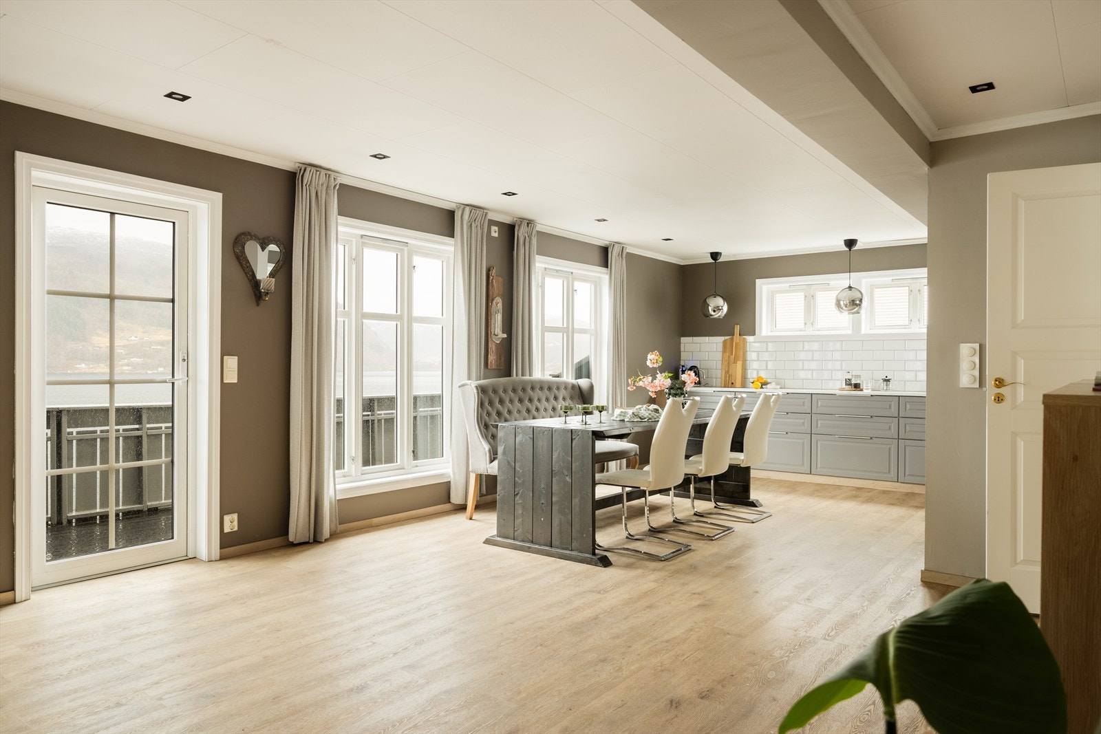 Spisestuen er av romslige størrelse og gir plass til å dekke langbordet til hele familien. Galleribilde