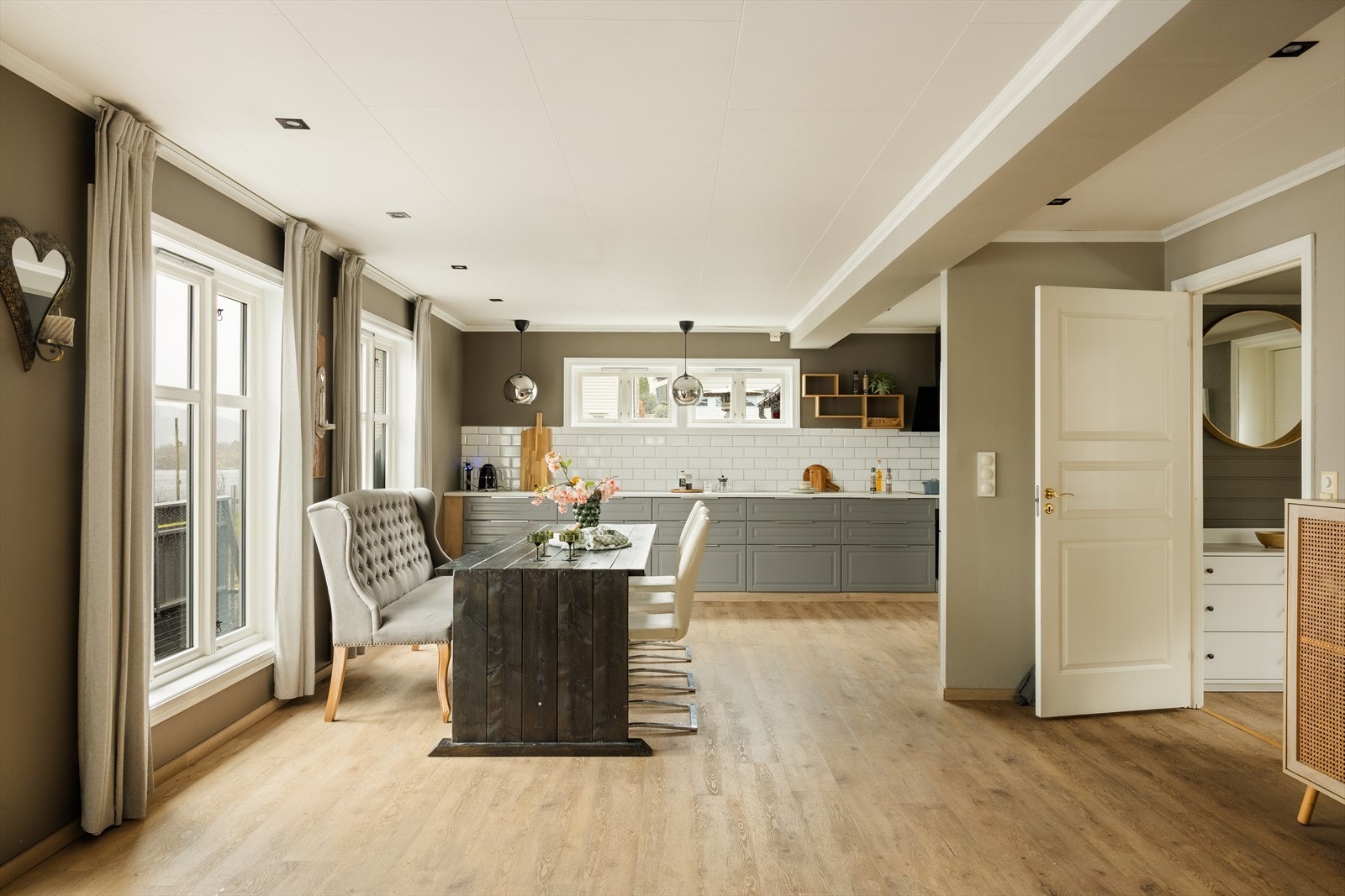 Stuens utforming sørger for naturlig sone til spisestuen som blir et naturlig skille mellom stue og kjøkken. Galleribilde