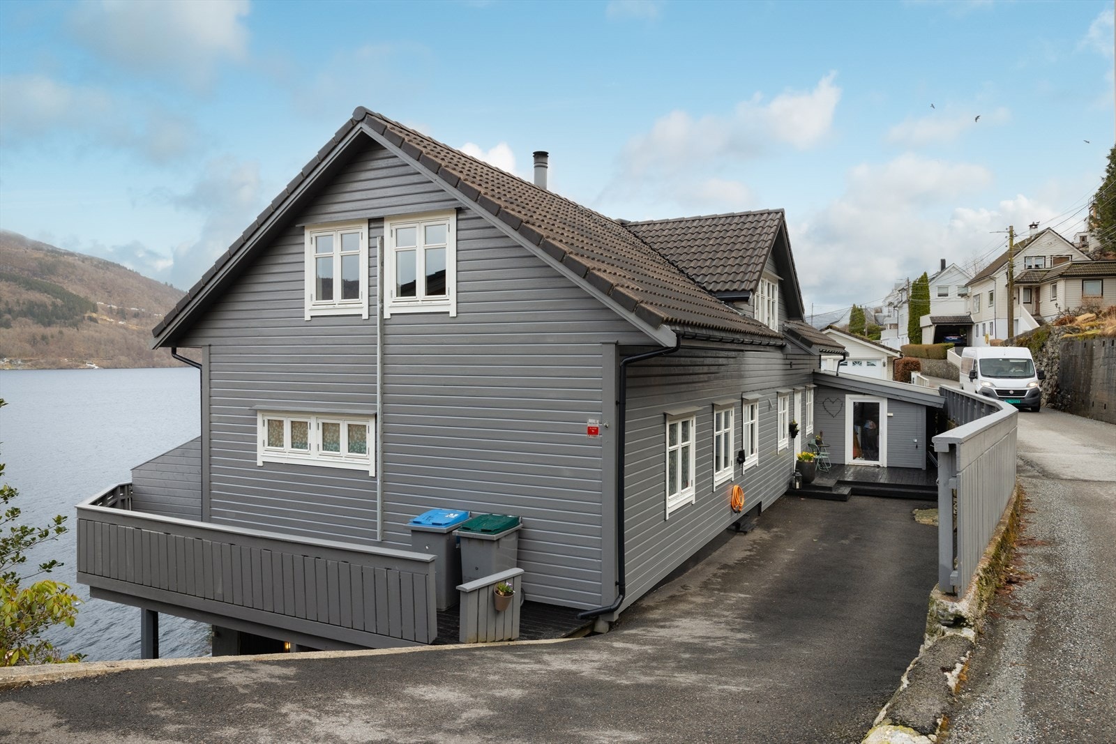 Hoveddelen og underetasjen er separat og har underetasjen har inngang på boligens kortside. Galleribilde