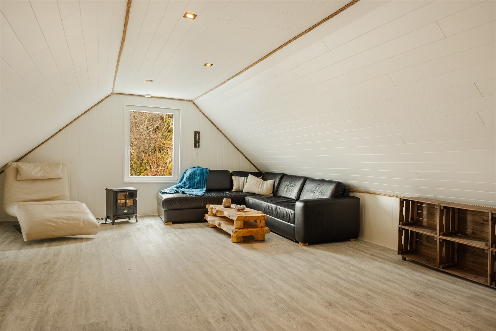 Nøstets andre etasje er i dag innredet (ikke godkjent) Galleribilde