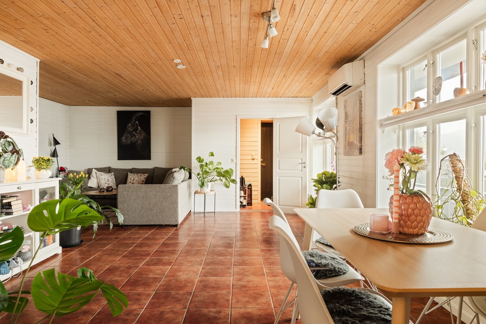 Utleiedelen (ikke godkjent) har en lys og romslig stue. Galleribilde