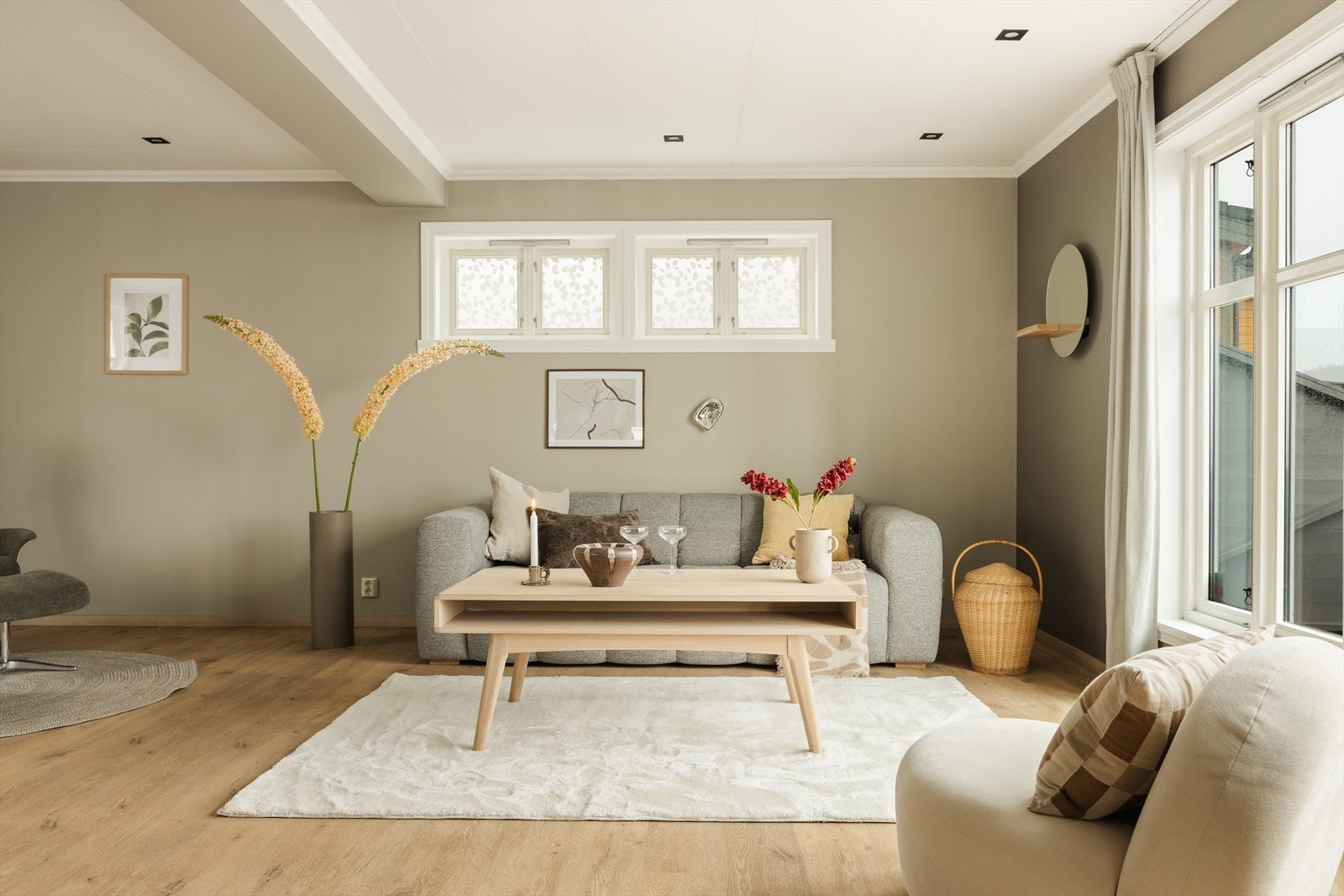 Stuen er stor med god plass til en romslig sofakrok til hele familien. Galleribilde