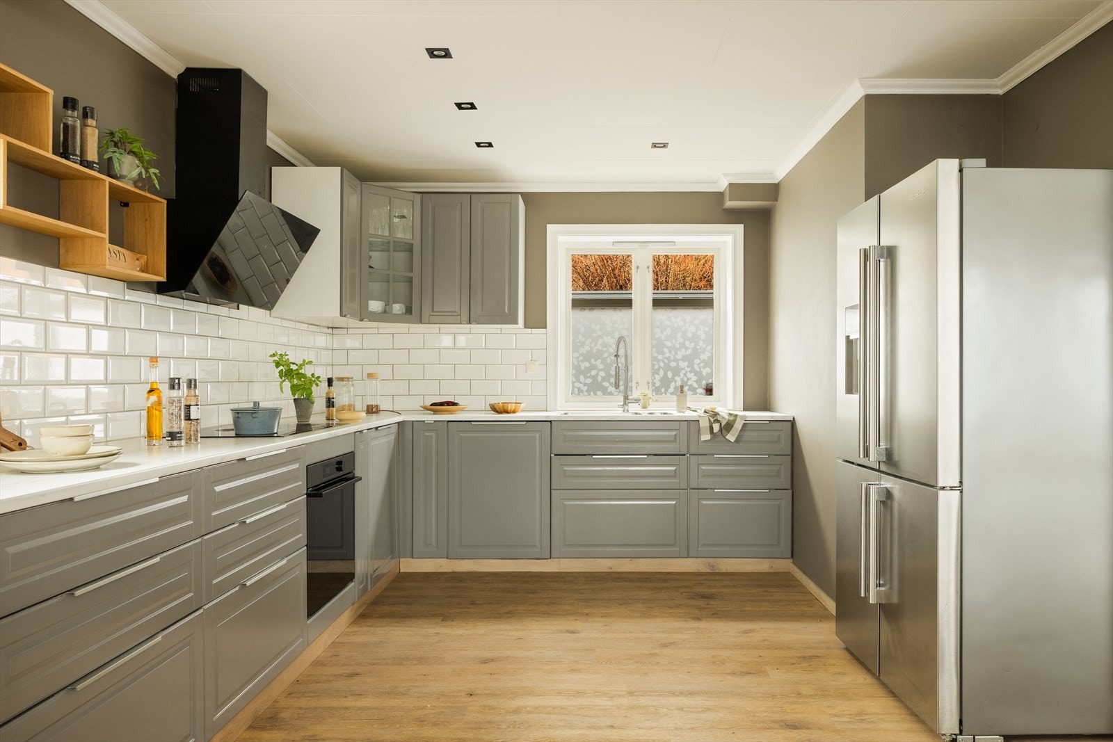 Kjøkkenet byr på godt med skap- og benkeplass. Galleribilde