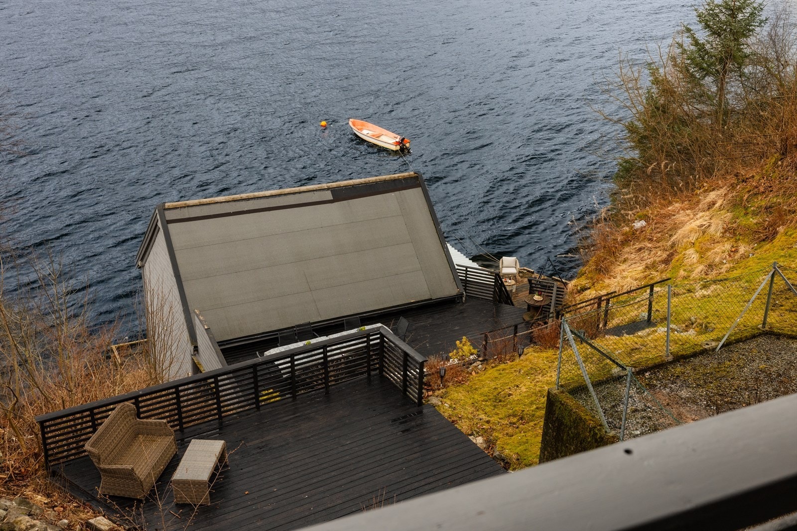 Tomten er opparbeidet over flere plan og har i dag gode soner å oppholde seg på. Galleribilde