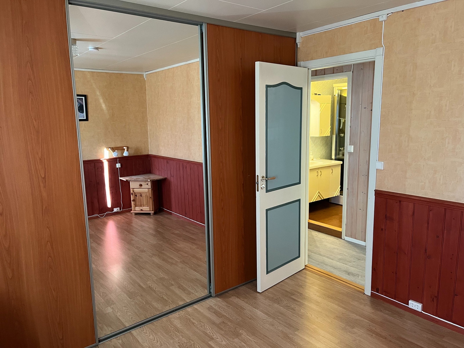 Hovedsoverom hovedetasje med skyvedørsgarderobe Galleribilde