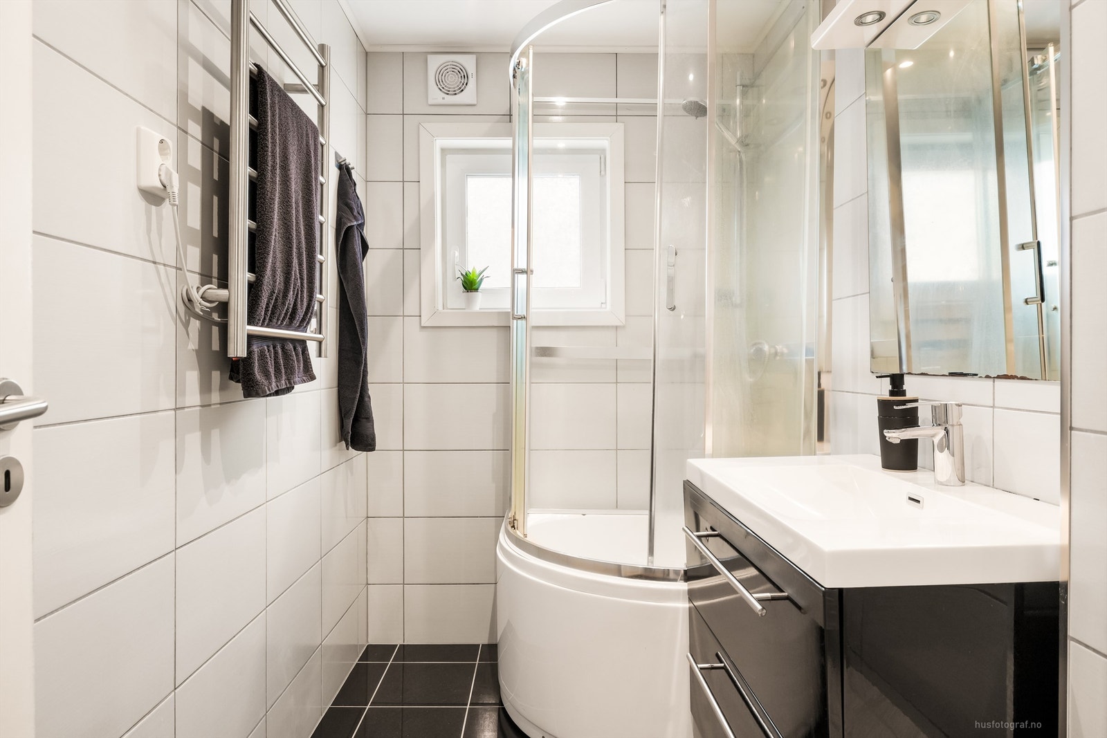 Badet har flislagt gulv med varmekabler for økt komfort. Galleribilde
