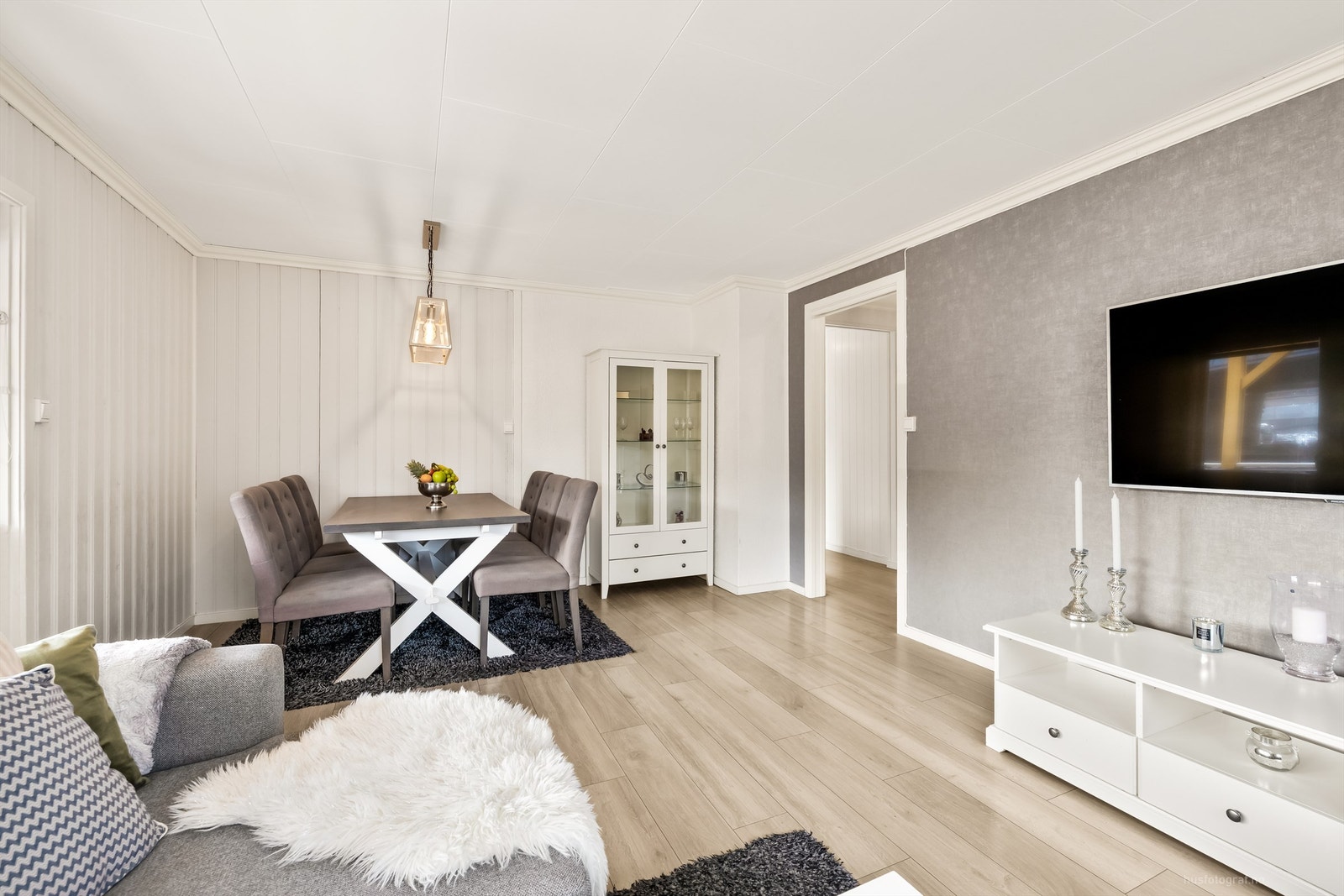 En fondvegg gir karakter til rommet, som ellers har lyse, malte panelvegger. Galleribilde