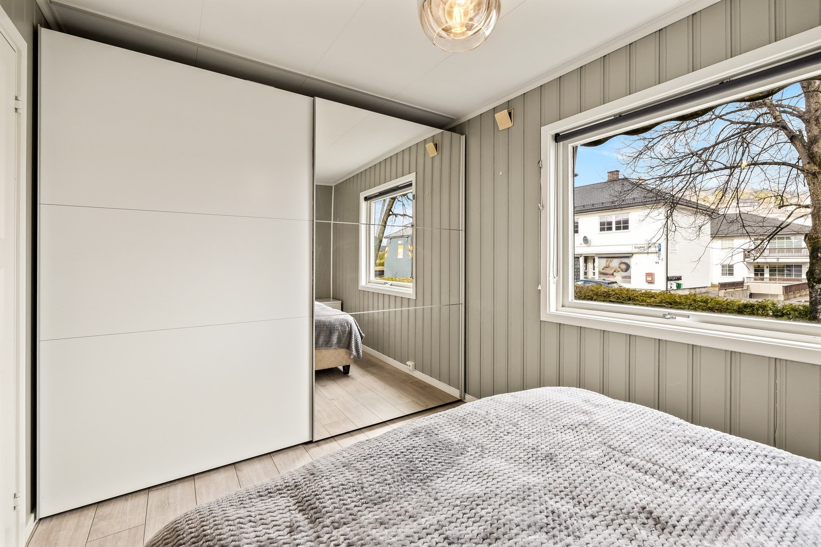 En romslig skyvedørsgarderobe med speilfronter gir rikelig med oppbevaringsplass. Galleribilde