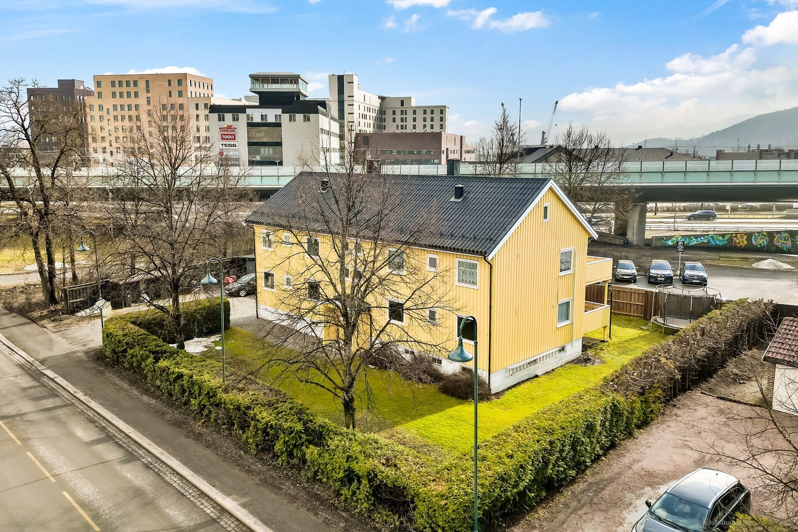 Malt fasade og balkong i 2023. Galleribilde