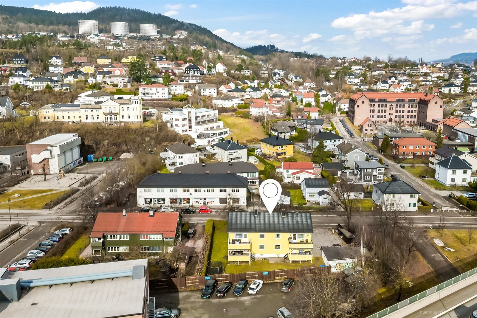 Medfølgende garasjeplass og en disponibel parkeringsplass. Galleribilde